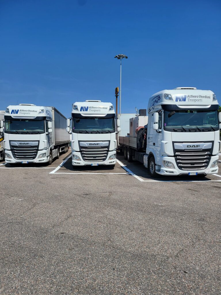 Tre autocarri DAF della flotta attuale Verdini